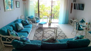 TV - Tropical Oasis: Ocean View ~ Pool & Bar ~ Family-Friendly (Freeport, Grand Bahama Island)