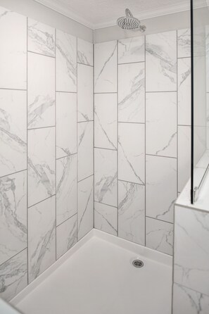 Combined shower/bathtub, jetted bath, hair dryer, towels - PJinx and Grace Peaceful Lake front 3BR/2ba (Shelby)