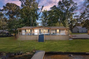 Exterior - PJinx and Grace Peaceful Lake front 3BR/2ba (Shelby)