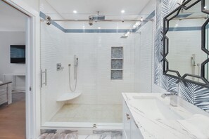 Bañera con ducha, secador de pelo, toallas