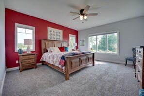 4 Schlafzimmer, Schreibtisch, Bügeleisen/Bügelbrett, Reisekinderbett