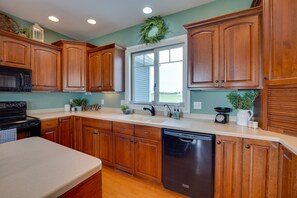 Fridge, microwave, stovetop, dishwasher - Blue Birds Perch: Stunning Home on Private Hilltop (Shipshewana)