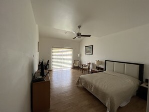 3 habitaciones, escritorio, wifi y ropa de cama