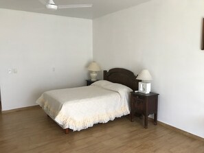 3 quartos, escrivaninha, Wi-Fi, roupa de cama