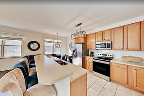 ثلاجة، ميكروويف، فرن، موقد طهي مسطح