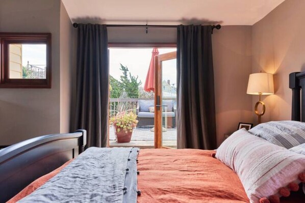 4 bedrooms, iron/ironing board, WiFi, bed sheets