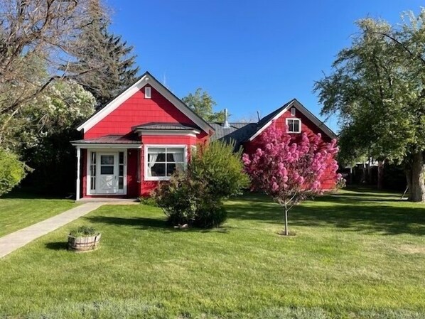 Exterior - Charming Grandma Chic home in the Wood River Valley steps from the bike path (Bellevue)