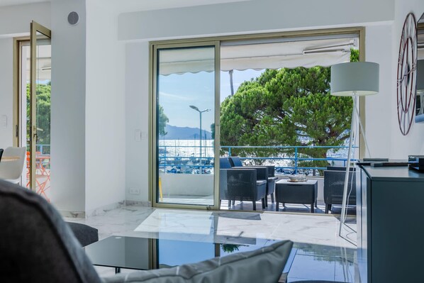 Interior - 90m² on the Croisette with Terrace & Sea View (Cannes)