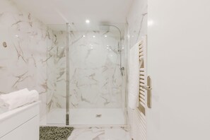 Dusche, Haartrockner, Handtücher