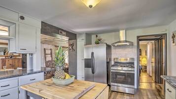 Coffee/tea maker, fridge, microwave, stovetop