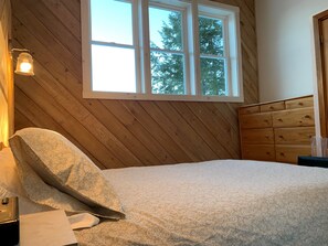 3 slaapkamers, een strijkplank/strijkijzer, gratis wifi, beddengoed