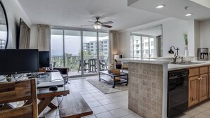 Un appartement moderne doté d’un balcon, d’un coin repas, d’une cuisine et d’un salon.