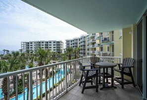 Outdoor dining - DestinWest Pelican Bayside, Lazy River, Hot Tub. (Fort Walton Beach)