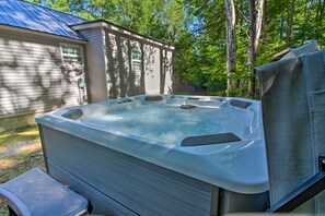 Outdoor spa tub - Stylish Mountain Home Near Ski, Golf + Manchester! (Bondville)