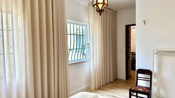 4 bedrooms, iron/ironing board, WiFi, bed sheets