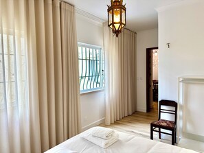 4 bedrooms, iron/ironing board, WiFi, bed sheets - Charming Villa in the CITY CENTER w/ OUTDOOR PATIO! FREEPARKING (Faro)