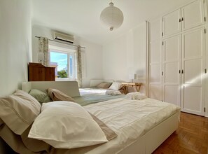 4 bedrooms, iron/ironing board, WiFi, bed sheets