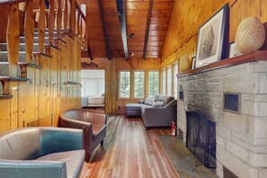 Televisio, takka, kirjoja, stereot