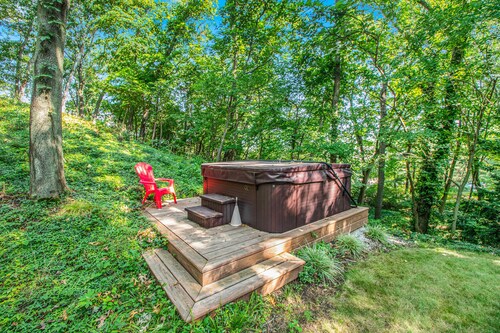 Cute Cottage by the Lake W/ Private Hot Tub, Firepit, Screened Porch & Fast WiFi