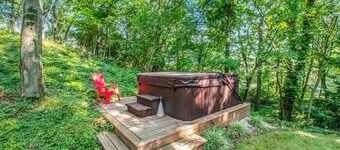 Cute Cottage by the Lake W/ Private Hot Tub, Firepit, Screened Porch & Fast WiFi