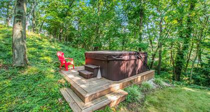 Cute Cottage by the Lake W/ Private Hot Tub, Firepit, Screened Porch & Fast WiFi