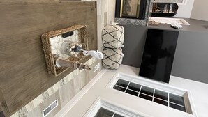 Una cocina moderna con encimera de madera, un lavamanos integrado y un jarrón decorativo.