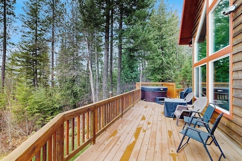 Dog-friendly mountain retreat near skiing with lake view, hot tub, & balcony