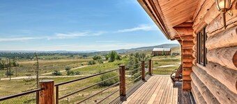 Exquisite Log Home with Lander Valley Views!