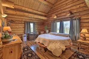 3 bedrooms, desk, iron/ironing board, Internet - Exquisite Log Home with Lander Valley Views! (Lander)