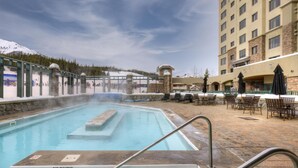 Utomhuspool och uppvärmd pool