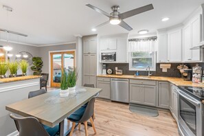 Een koelkast, een microgolfoven, een oven, een kookplaat