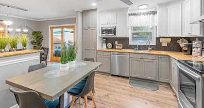Chic & Elegant Retreat With Pool And FREE Parking Sleeps 16 Guests