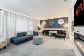 Smart-tv, een kantoor, een computerscherm en een printer