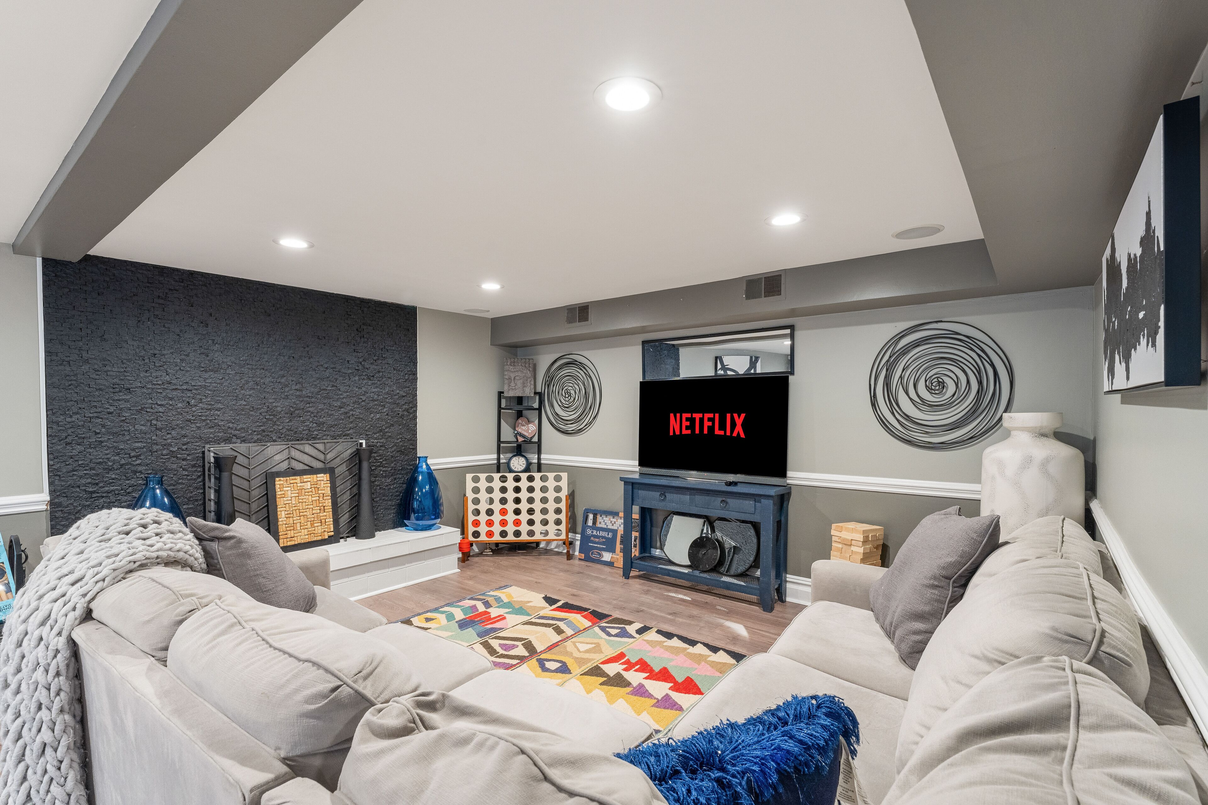 TV connectée, espaces bureaux, écrans d'ordinateur, imprimantes