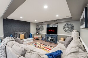 TV connectée, espaces bureaux, écrans d'ordinateur, imprimantes