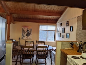 Dining - Quiet location close to mountain activities (Thornton)