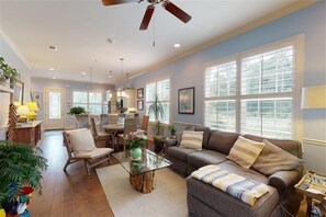 Una televisión, una chimenea