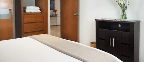 Luxe beddengoed, donsdekens, een kluis op de kamer