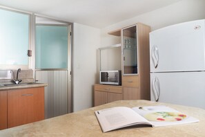 Réfrigérateur, four à micro-ondes, un four, surface de cuisson