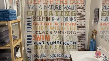 Ensemble douche/baignoire, serviettes fournies, papier toilette