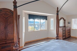 5 chambres, bureau, fer et planche à repasser, lit de bébé portatif