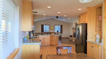 Full-size fridge, microwave, oven, stovetop