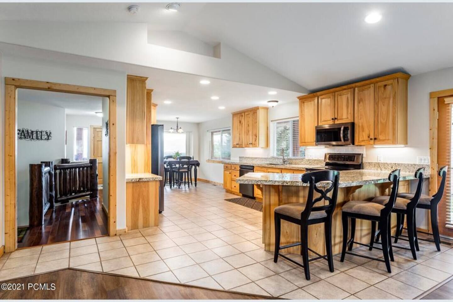 Großer Kühlschrank, Mikrowelle, Ofen, Herdplatte