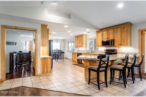 大型冷蔵庫、電子レンジ、オーブン、コンロ