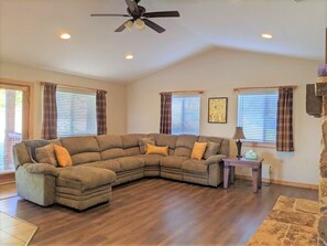 Smart TV, fireplace, table football, books - Spacious Family Ski Lodge Stunning Views & Hot Tub (Heber City)