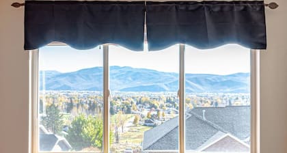 Spacious Family Winter/Ski Vacay Views +Hot Tub