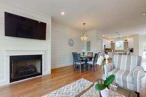 Televisión, chimenea y libros 