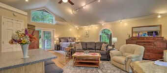 Quiet Studio Escape ~ 2 Mi to Blue Ridge Parkway!