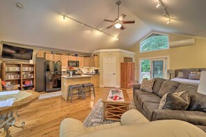 TV, video library - Quiet Studio Escape ~ 2 Mi to Blue Ridge Parkway! (West Jefferson)