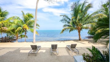Na praia, espreguiçadeiras, toalhas de praia